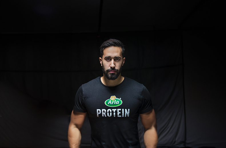 Άνδρας με μπλουζάκι Arla Protein