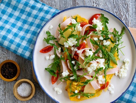 Ομελέτα μυρωδικών με Arla Protein Cottage Cheese, Arla Protein Delite 5%, τοματίνια και καπνιστή γαλοπούλα