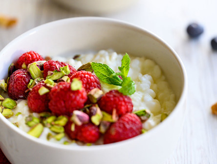 Μπολ με μούρα, ξηρούς καρπούς & Arla Protein Cottage Cheese