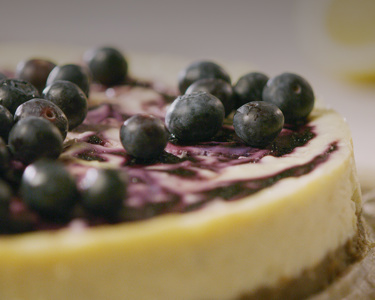 CHEESECAKE ME ΜΥΡΤΙΛΟ, ΛΕΥΚΗ ΣΟΚΟΛΑΤΑ ΚΑΙ ARLA ΦΡΕΣΚΟ ΤΥΡΙ ΚΡΕΜΑ