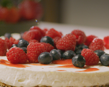 ΚΡΥΟ CHEESECAKE ΜΕ ARLA ΦΡΕΣΚΟ ΤΥΡΙ ΚΡΕΜΑ ΚΑΙ ΦΡΕΣΚΑ ΒΑΤΟΜΟΥΡΑ