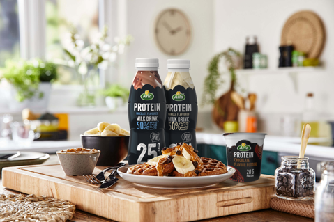 Προϊόντα Arla Protein πάνω σε τραπέζι κουζίνας