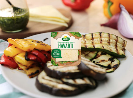 Havarti μπροστά από τηγανητά λαχανικά