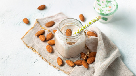 SMOOTHIE ΜΕ ΓΑΛΑ ARLA PROTEIN, ΦΥΣΤΙΚΟΒΟΥΤΥΡΟ & ΑΜΥΓΔΑΛΑ