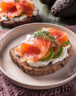 Σάντουιτς με σολομό, αβοκάντο και Arla Φρέσκο Τυρί Κρέμα light