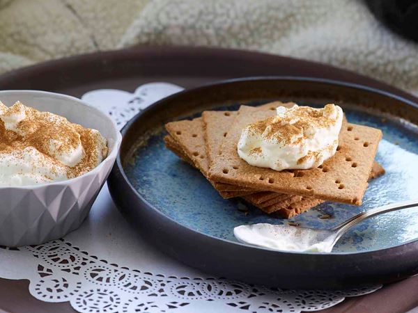 Μους cottage cheese με κράκερ μελιού