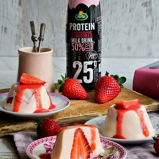 Πανακότα με ρόφημα γάλακτος Arla Protein & φρέσκες φράουλες