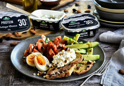 Ελαφριά σαλάτα brunch με φρυγανισμένο ψωμί και Arla Protein cottage cheese