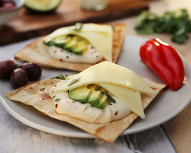Λαχανικά με χούμους σε αραβική πίτα, με Arla Havarti