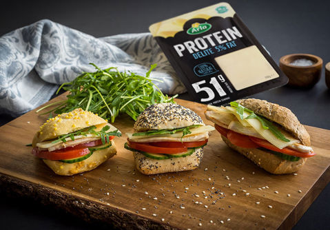 Μικρά sandwiches με κοτόπουλο και Arla Protein 5%
