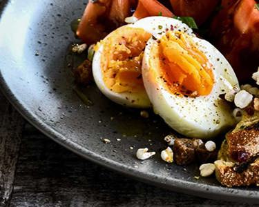 Ελαφριά σαλάτα brunch με αυγό, φρυγανισμένο ψωμί και Arla Protein cottage cheese
