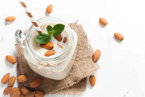 SMOOTHIE ΜΕ ΓΑΛΑ ARLA PROTEIN, ΦΥΣΤΙΚΟΒΟΥΤΥΡΟ & ΑΜΥΓΔΑΛΑ